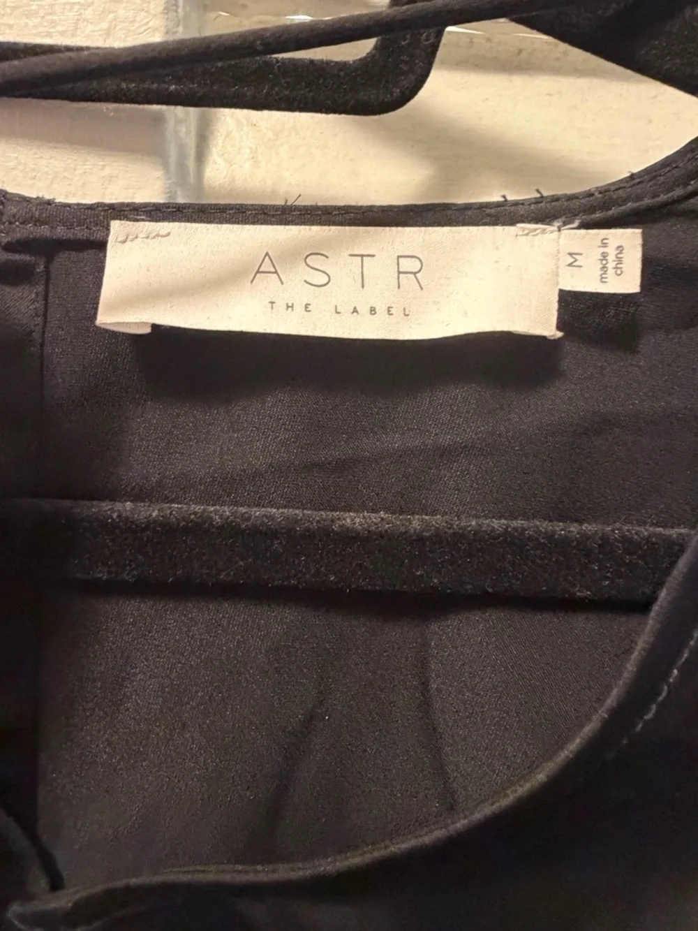 ASTR 🖤 Key Hole Cutout Long Sleeve Top - Picture 6 of 6